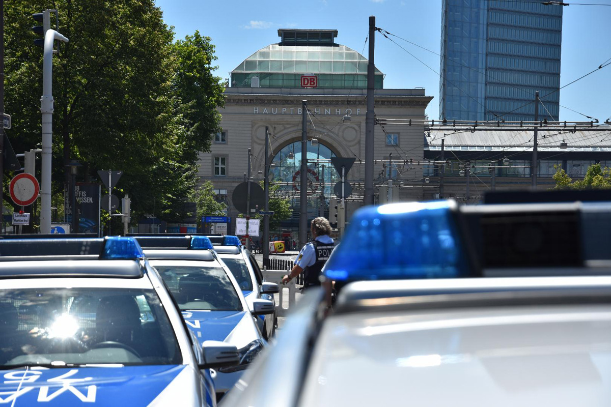 A6, Mannheim / Neuostheim: Mazda prallt Frontal auf Anpralldämpfer – Fahrzeugführerin schwer verletzt