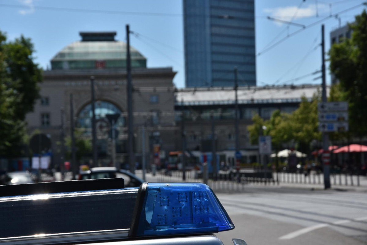 Mannheim: Unbekannter wirft Vereister Schneebrocken auf Straße – Zeugen gesucht!