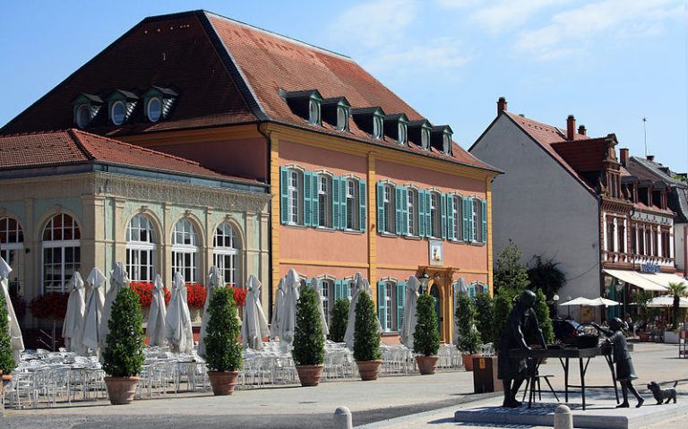 „Sommertagszug: Wochenmarkt auf dem Schlossplatz