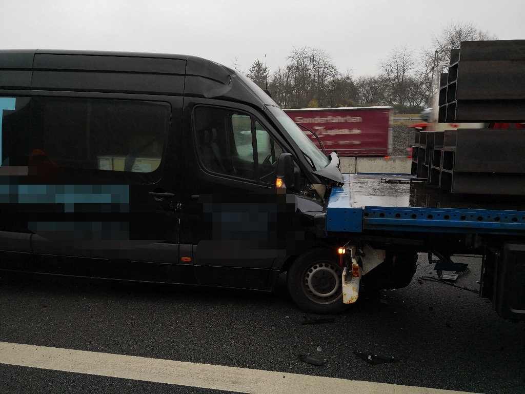 A6/Sinsheim: Drei Lkw prallen im Stau aufeinander