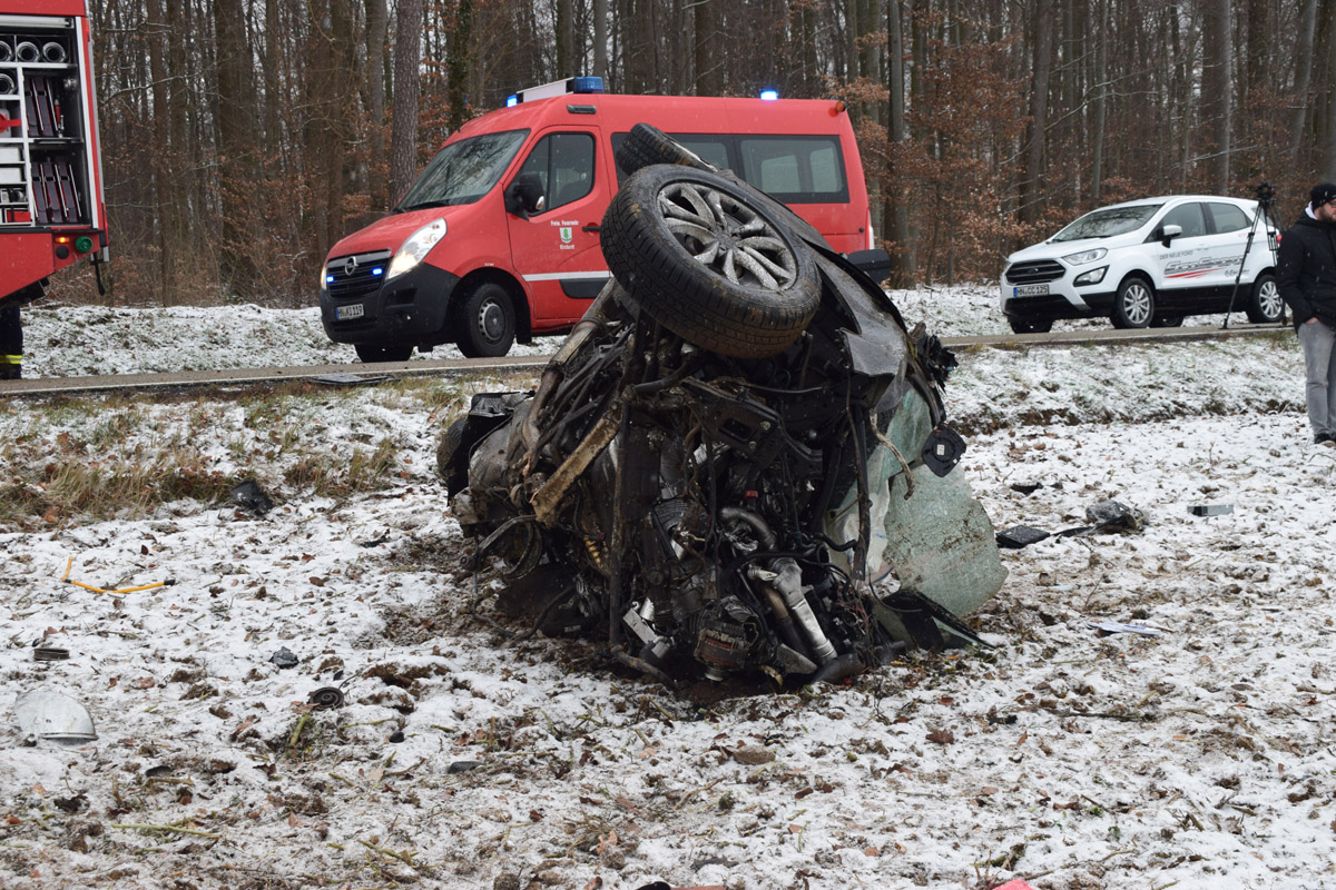 Sinsheim: Audi kracht frontal in Lastwagen – Ein Toter (mit Fotostrecke)