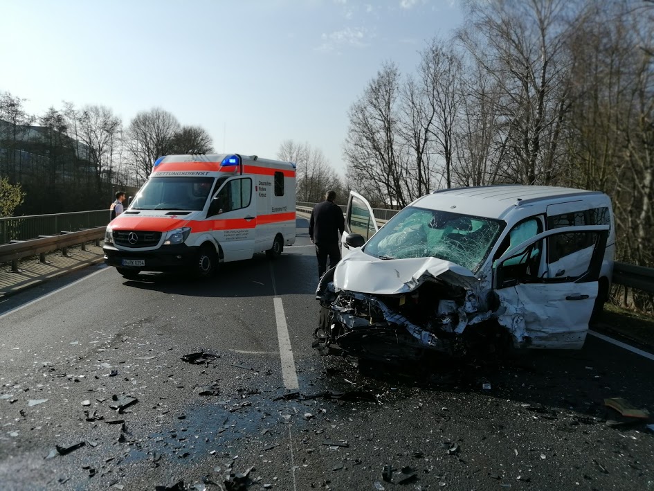 Gemmingen: B293 nach schwerem Unfall gesperrt (mit Fotostrecke)