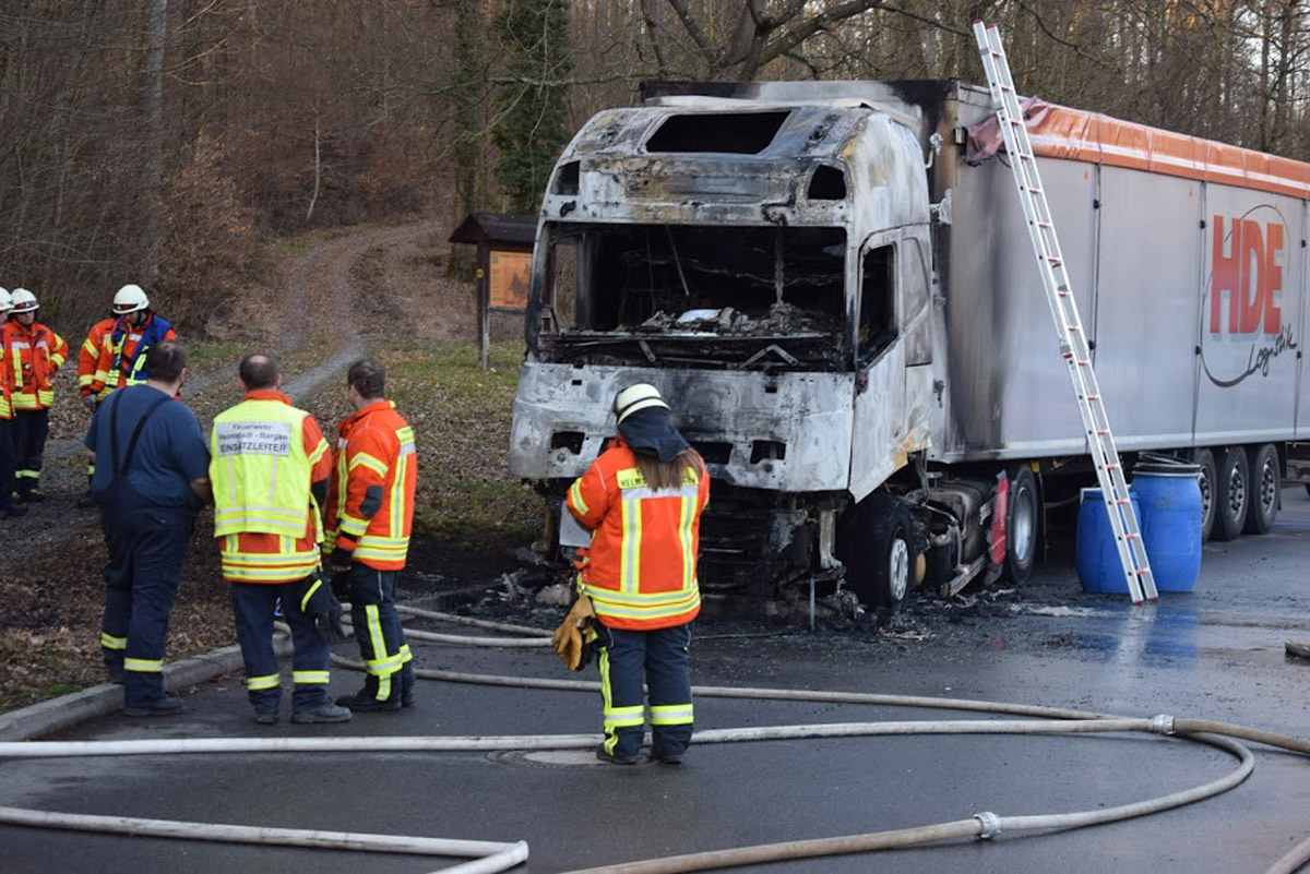 Helmstadt-Bargen: Sattelschlepper brennt auf B292 vollständig aus (mit Fotostrecke)