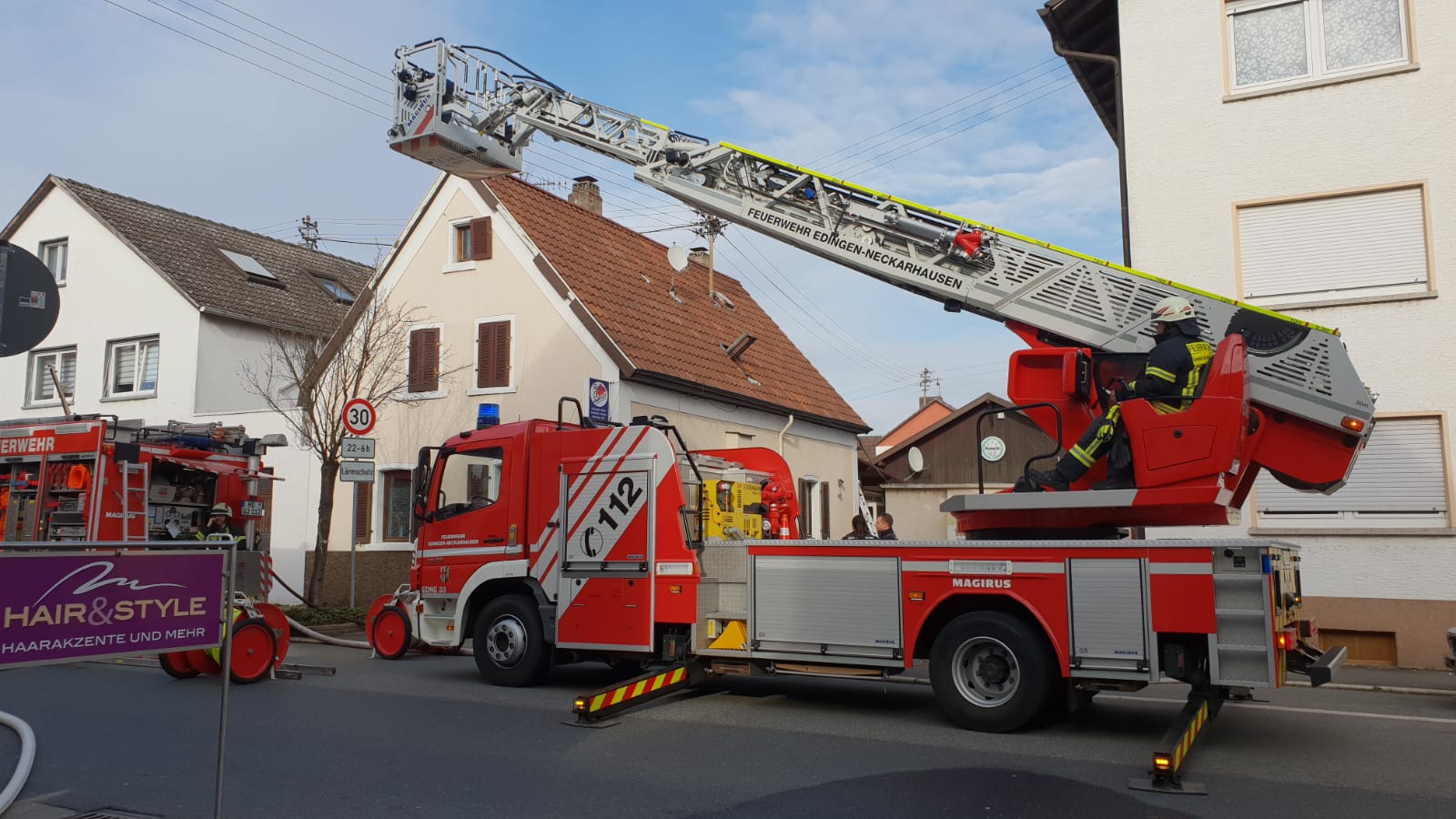 Edingen-Neckarhausen: Werkstattbrand fordert Großeinsaz der Feuerwehr