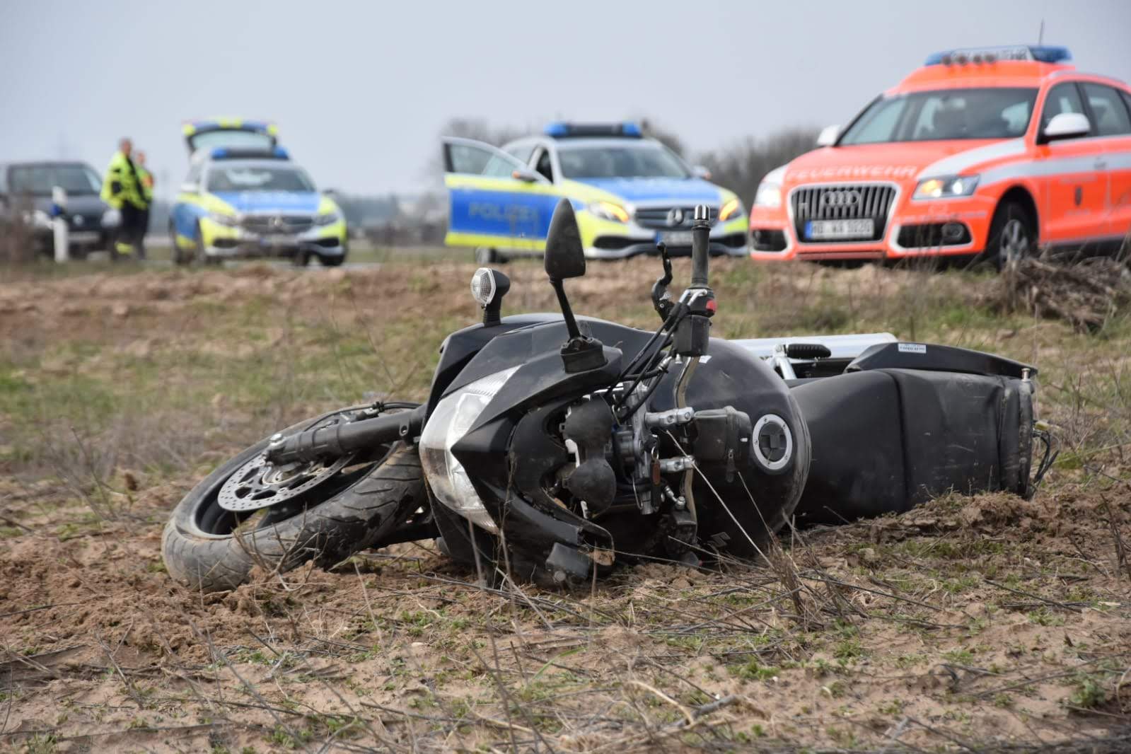 Schönbrunn: 24-jähriger Motorradfahrer bei Sturz schwer verletzt – L 595 während Unfallaufnahme voll gesperrt