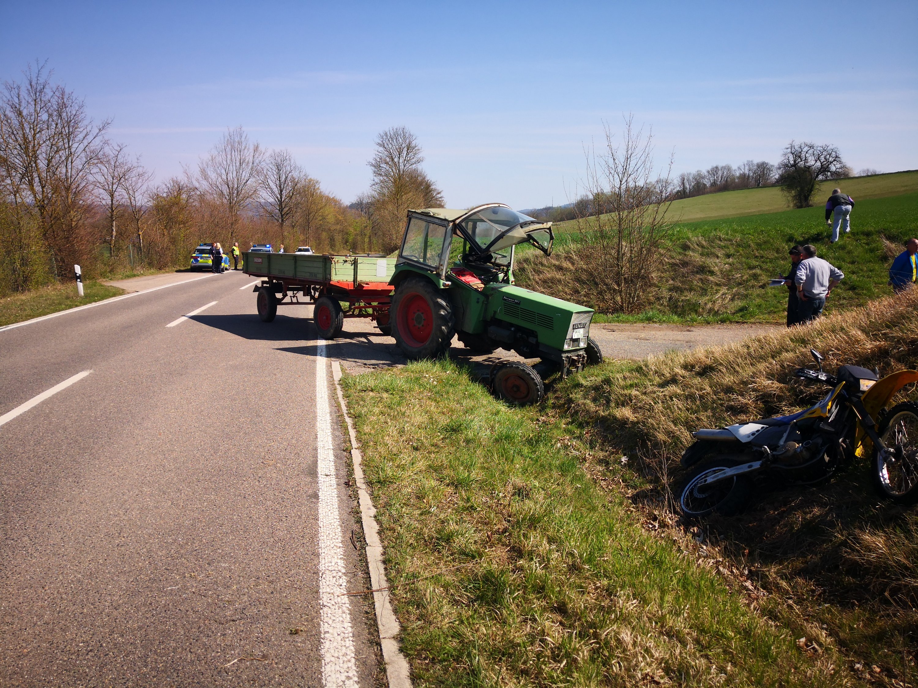 Odenheim: Krad kracht ungebremst in abbiegenden Traktor – Biker schwer verletzt!