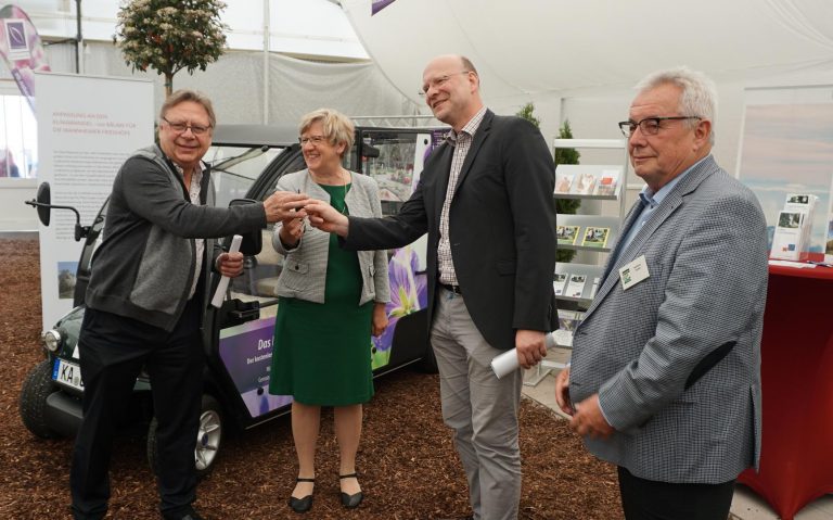 Zehn Jahre Friedhofstaxi auf dem Mannheimer Hauptfriedhof: Neues Elektromobil zum Jubiläum