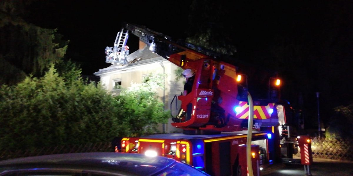 Heidelberg: Dachstuhlbrand im Wieblinger Weg – Feuerwehr im Einsatz