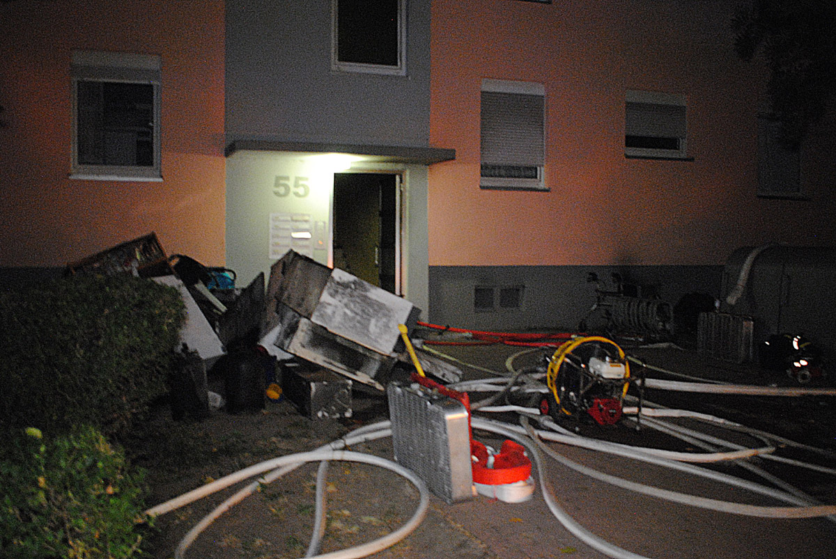 Mannheim-Hochstätt – Nach Kellerbrand in 4-stöckigem Wohngebäude mehrere Verletzte