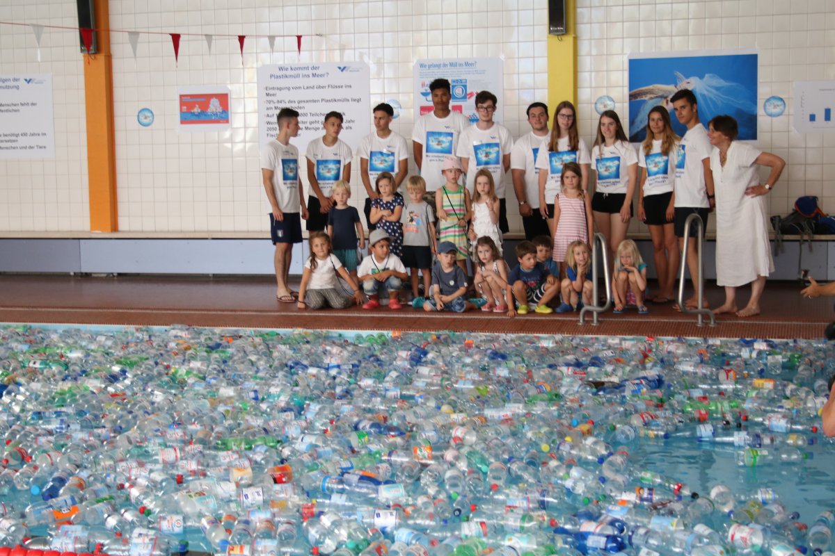 Azubis füllen Schwimmerbecken im HaWei mit Plastikflaschen ‒ Ausstellung bis Sonntag ‒ Kinder der KiTa Sonne als Ehrengäste