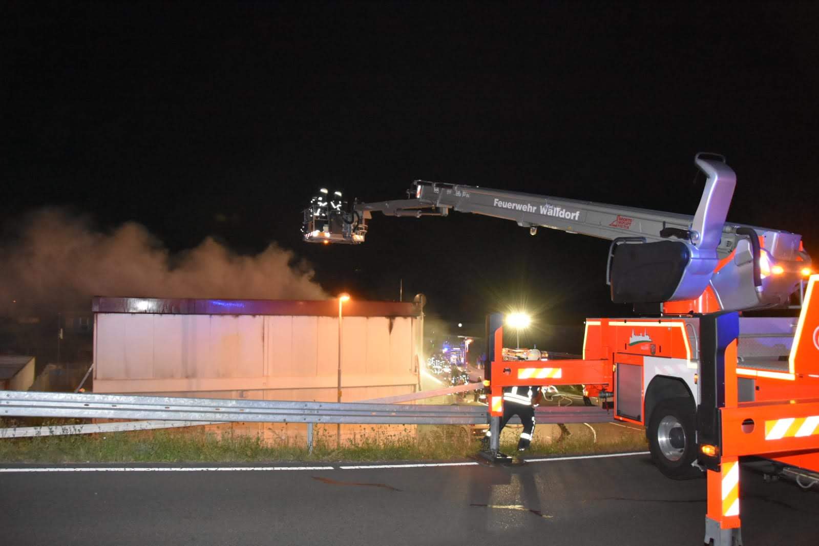 Sandhausen, Rhein-Neckar-Kreis: Brand eines Wohncontainers