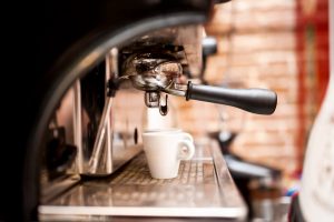 AutomatischBarSpundCafeCappuccinoEngKaffeeKaffeespenderKaffeehausKaffeemaschineKaffeemühleCaféEspressoHandBereitenKneipeArbeitSchussBaristaHerstellungGießenHellZweiStehlenVorbereitungKücheDoppeltFlüssigkeitBrauereiGetränkGerätLebenKulturUnterbrechungTasseFrühstückRestaurantOrangeBesetzungSchwarzTraditionellNahansichtAusrüstungHälfteSahne
