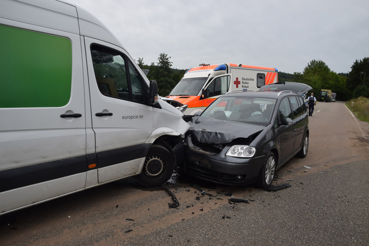 Östringen: Zwei Schwerverletzte bei Frontalzusammenstoß auf L552