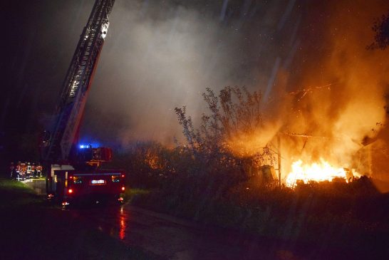 Lobenfeld: Scheune nahe des Golfplatzes brennt in voller Ausdehnung