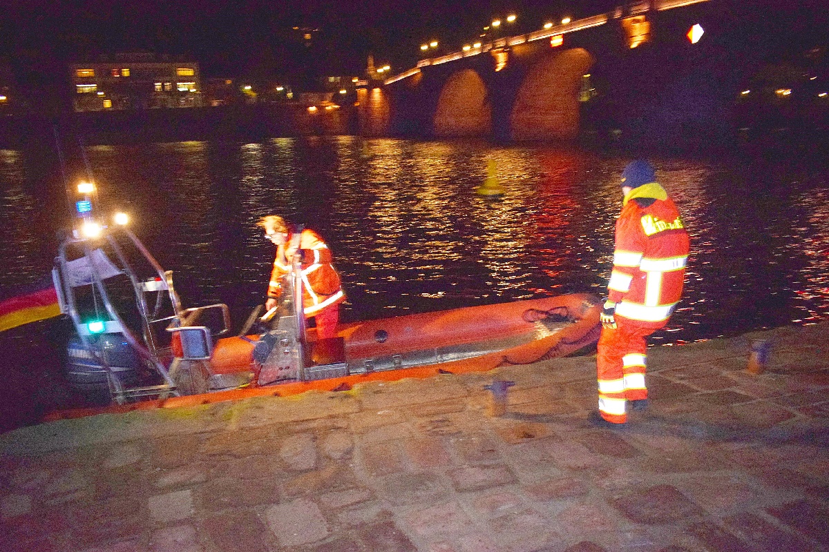 Heidelberg: Feuerwehreinsatz bei der alten Brücke – Person im Wasser gemeldet!