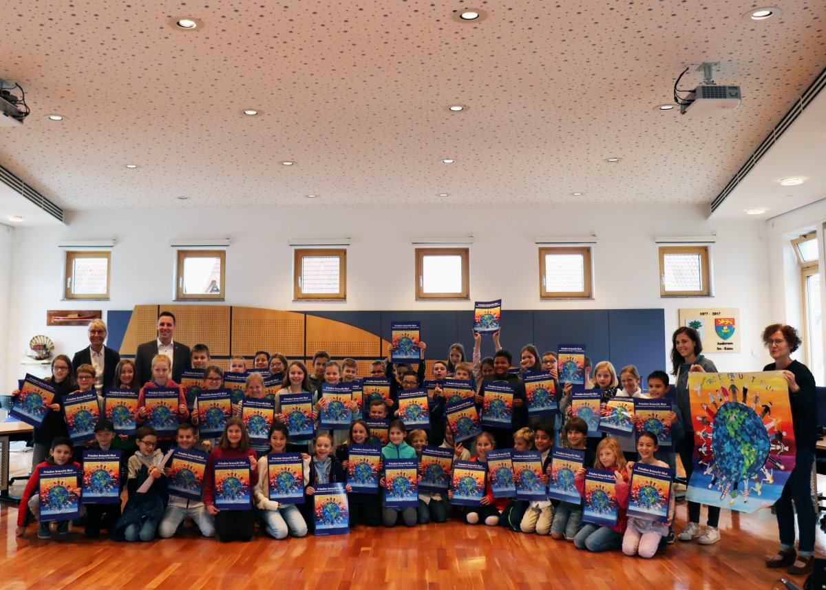 „Frieden braucht Mut“ – Schülerinnen und Schüler der Klassen 4a und 4b der Schillerschule Nußloch sind die Sieger des Plakatwettbewerbs Volkstrauertag 2019