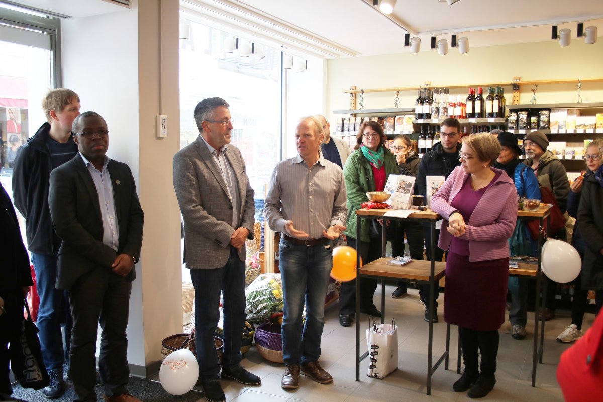 Bürgermeister Dr. Torsten Fetzner gratulierte zur Eröffnung des neuen Weinheimer Weltladens 