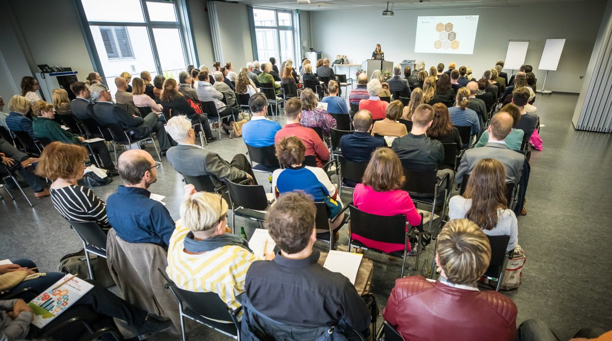 Rund 120 Teilnehmende sprechen bei der vom Rhein-Neckar-Kreis und der Stadt Heidelberg veranstalteten 8. Kommunalen Gesundheitskonferenz in Lobbach über Ernährung und Bewegung