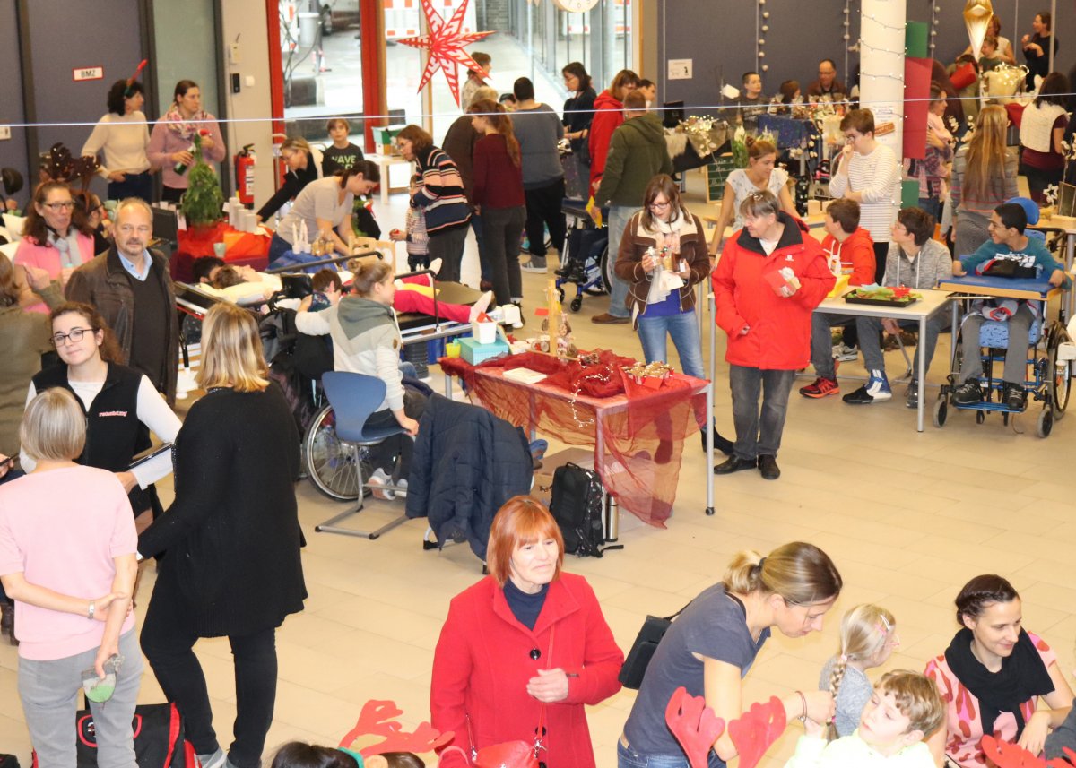Weihnachtsstimmung in der Martinsschule Ladenburg: Der alljährliche Weihnachtsmarkt lockte zahlreiche Besucherinnen und Besucher ins festlich geschmückte Schulfoyer
