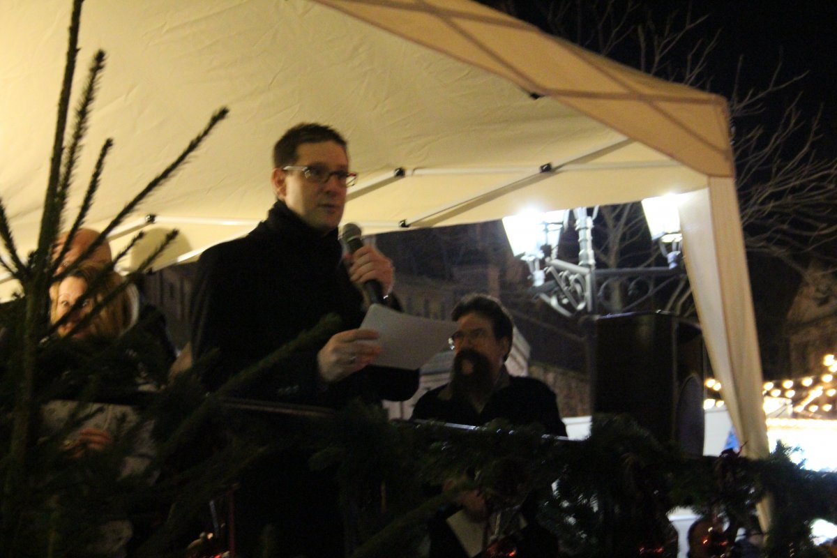 Weinheims Oberbürgermeister Manuel Just überbrachte zum Abschluss des Weihnachtsmarkes seine Weihnachtswünsche