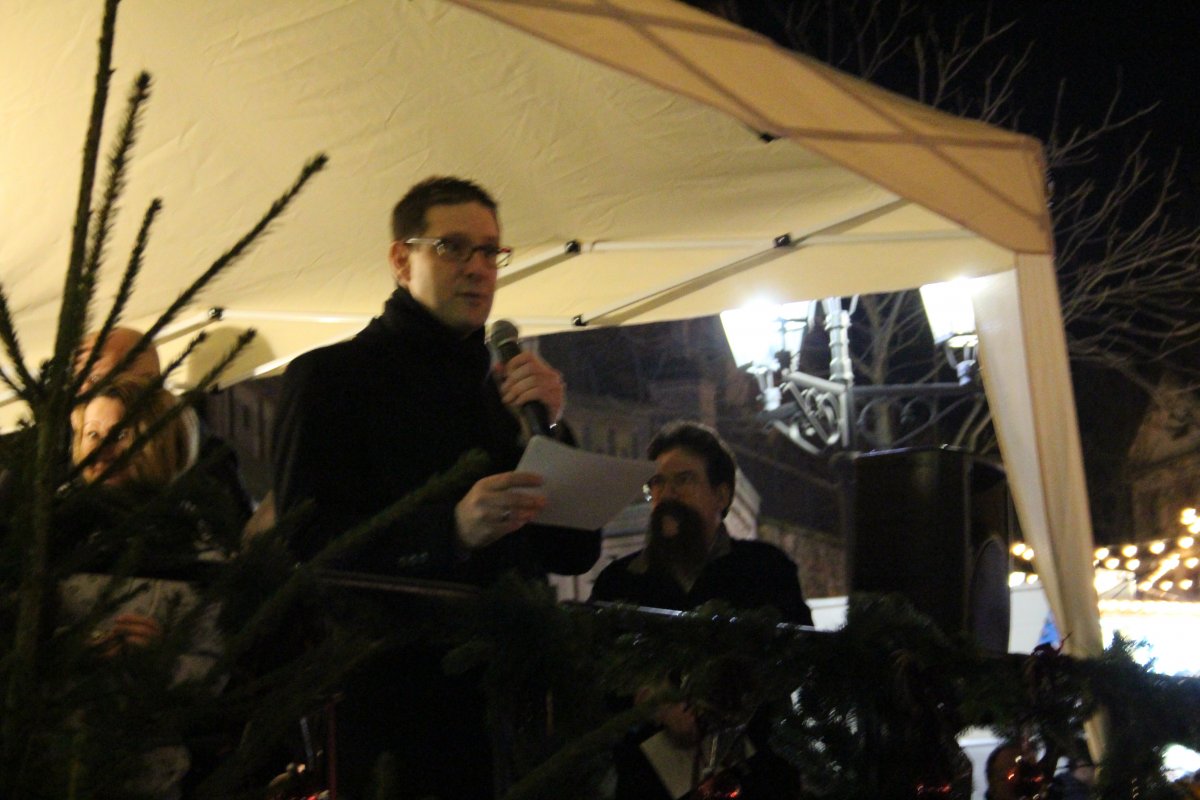 Weinheims Oberbürgermeister Manuel Just überbrachte zum Abschluss des Weihnachtsmarkes seine Weihnachtswünsche