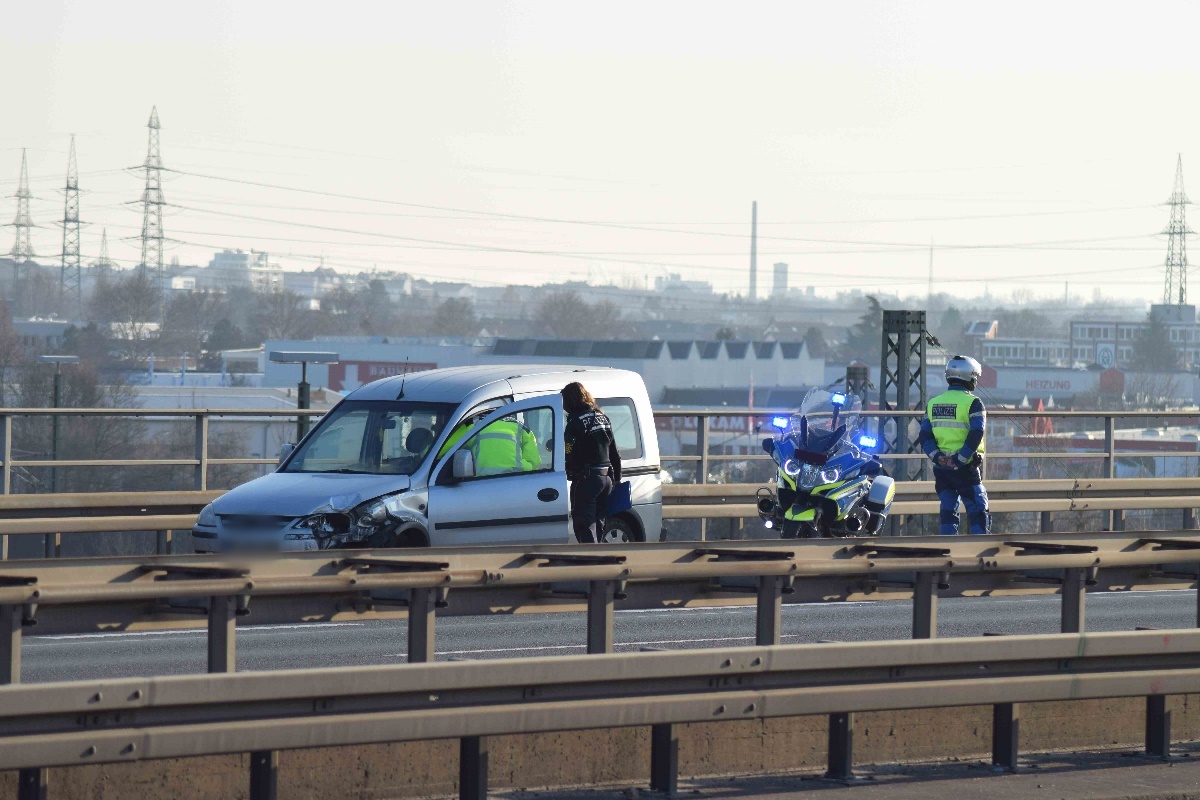 Mannheim-Mallau/ B36: Unfall mit mehreren beteiligten Fahrzeugen, Verkehrsbehinderungen, Unfallaufnahme im vollen Gang