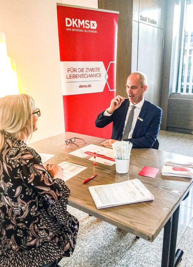 Sparkasse unterstützt DKMS im Kampf gegen Blutkrebs – 97 Mitarbeiter als potenzielle Knochenmarkspender akquiriert