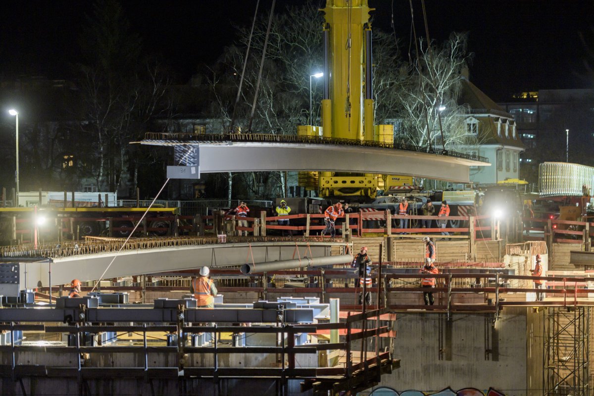 Heidelberg: Stahlträger für die neue Hebelstraßenbrücke eingehoben