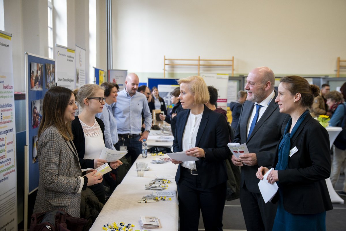 Bewerbungsparcours und Erfahrungsberichte kommen bei „Fit for Work“, dem Informationstag für Ehrenamtliche und Neuzugewanderte in Neckargemünd, klasse an