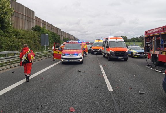 Sinsheim: schwerer Verkehrsunfall auf Autobahn 6 Fahrtrichtung Mannheim - mehrere Fahrzeuge beteiligt