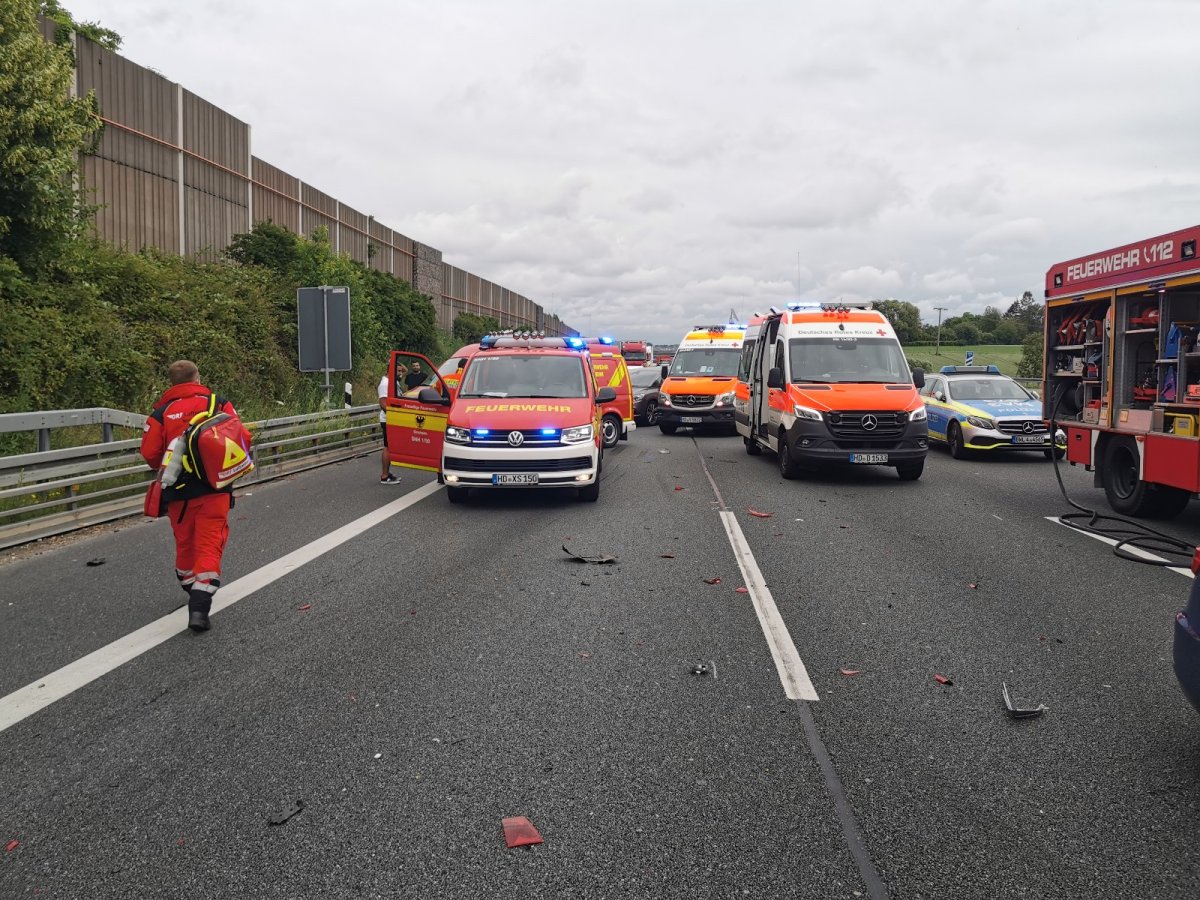 Sinsheim: schwerer Verkehrsunfall auf Autobahn 6 Fahrtrichtung Mannheim – mehrere Fahrzeuge beteiligt