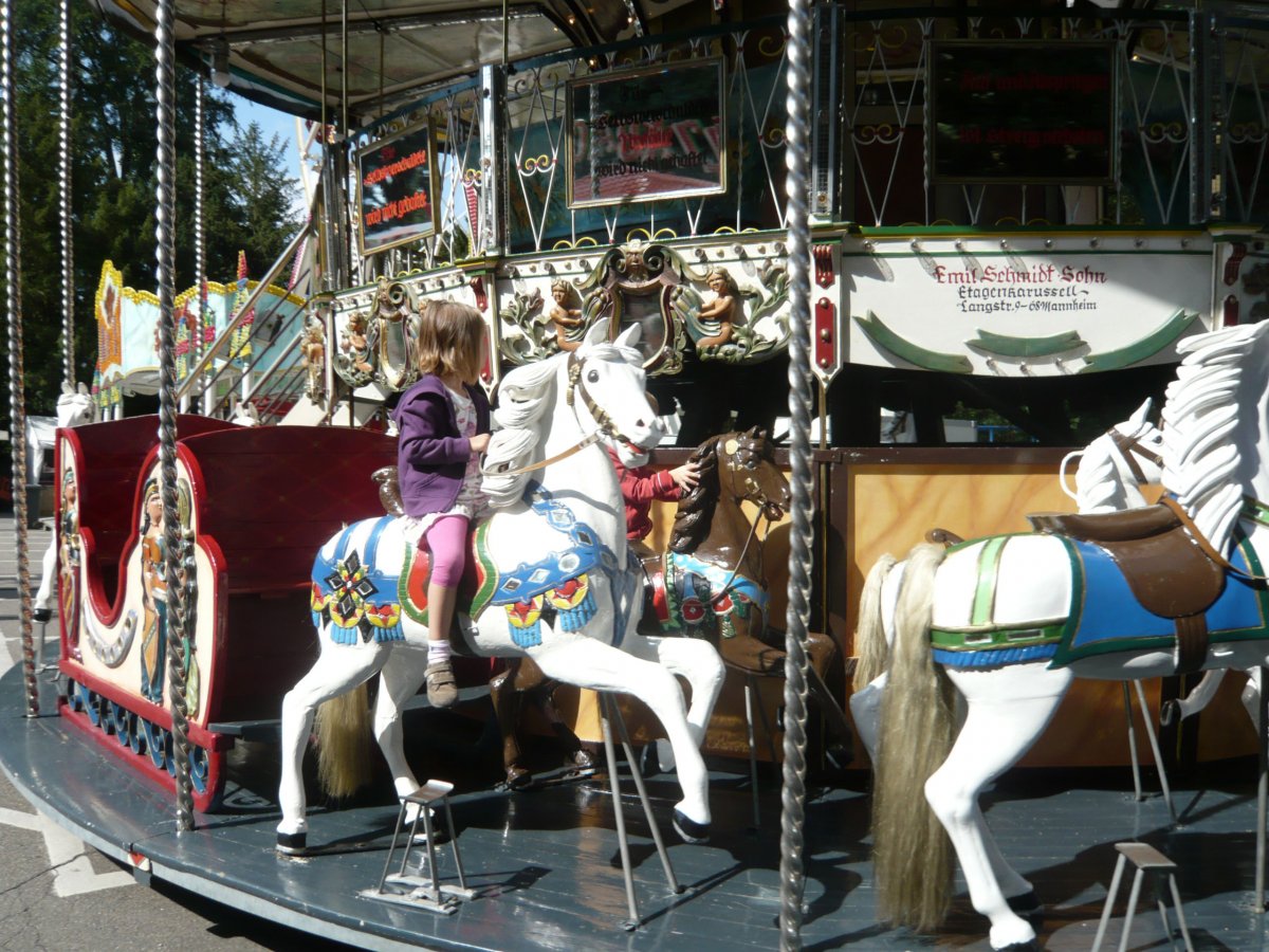 Karussell und Schiffschaukel werden zur coronagerechten kleinen Schaustellerei ab dem „Kerwe-Wochenende“ über die großen Ferien