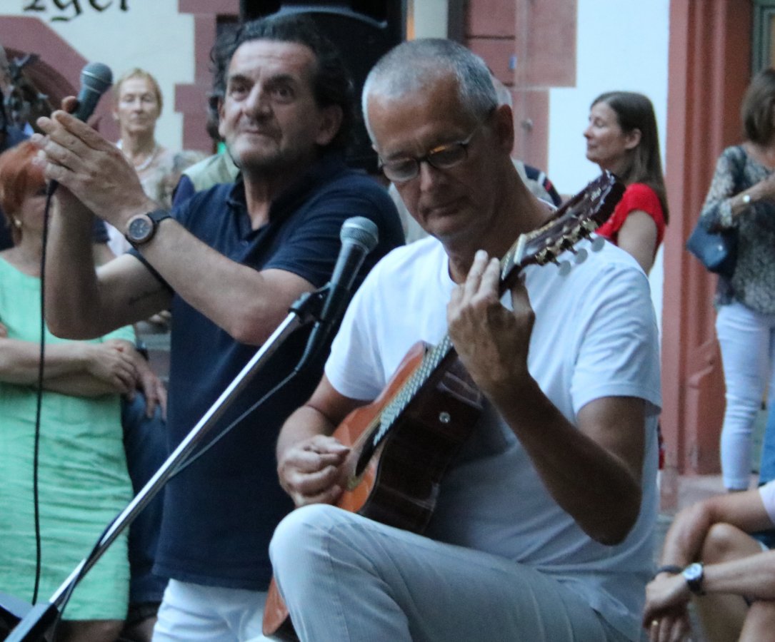 Ein sonorer Hauch von Frankreich: Charly Djivanidis und Jochen Pöhlert am 28. August im Weinheimer Schlosshof