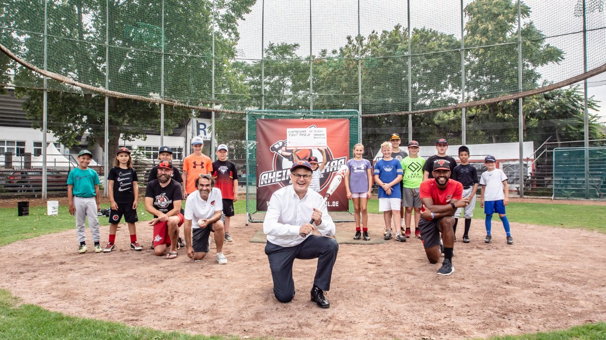 Sparkasse spendet 5 000 Euro für Rhein Neckar Baseball School der Mannheim Tornados