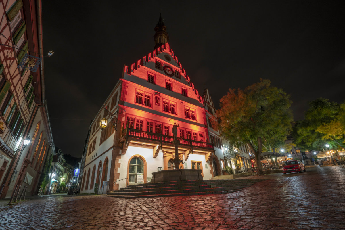In Weinheim sollen über Winter markante Gebäude leuchten – Sparkasse als Sponsor – Wer will mitmachen?
