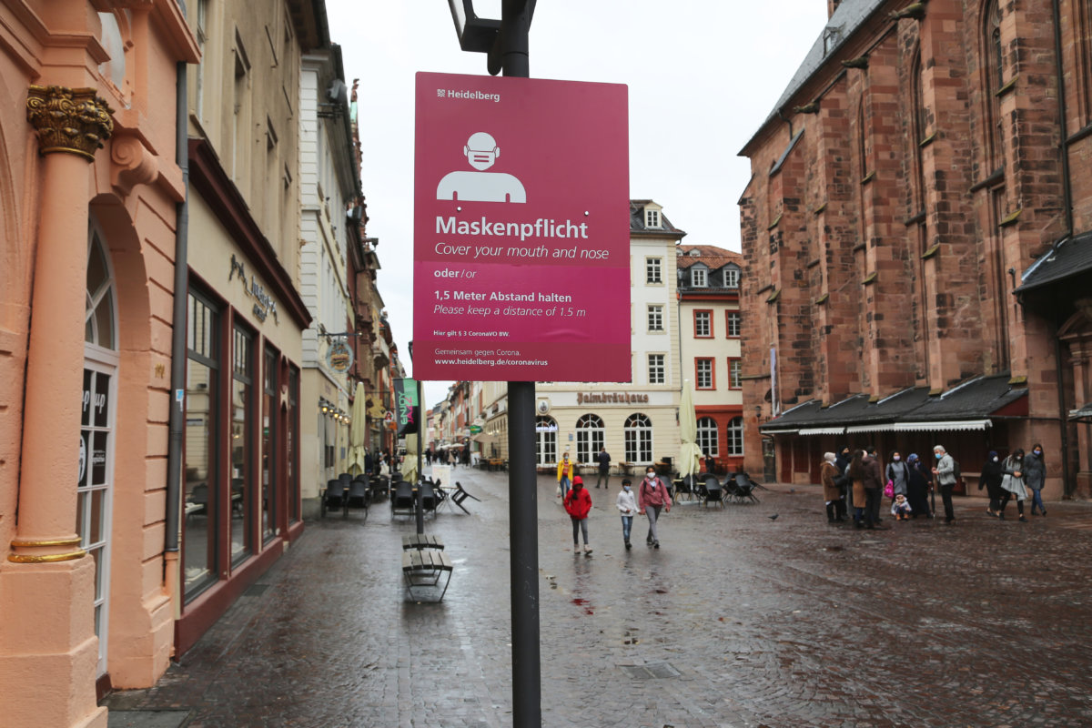 Maskenpflicht in Heidelberg: Schilder in der Hauptstraße angepasst
