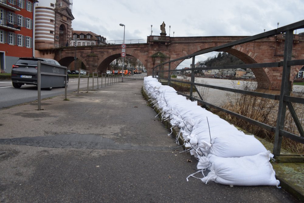 Sandsäcke werden an der „Alten Brücke“ vorsorglich ausgelegt