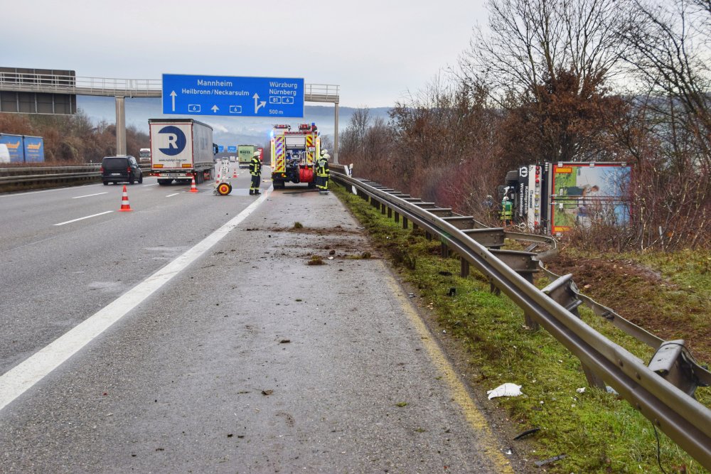 Lastwagen nach Irrfahrt auf A81 bei Weinsberg umgestürzt