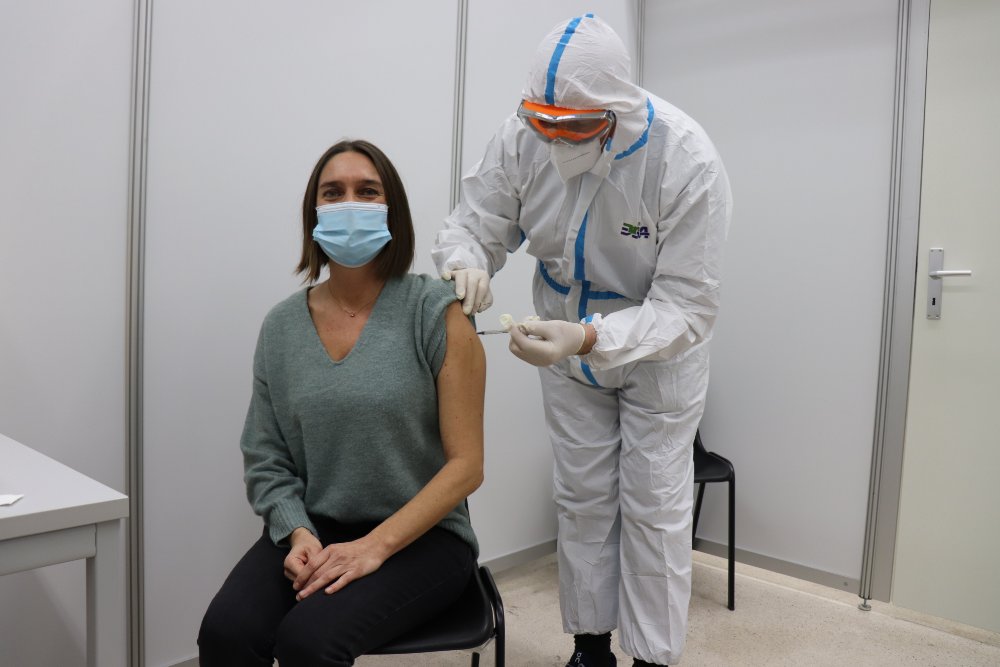 Schwetzingerin Ruth Frühauf erhielt am heutigen Sonntag, 27. Dezember, als Erste im Rhein-Neckar-Kreis die lang ersehnte Schutzimpfung gegen das Coronavirus / Zeitgleich starteten auch im Zentralen Impfzentrum auf PHV die ersten Impfungen