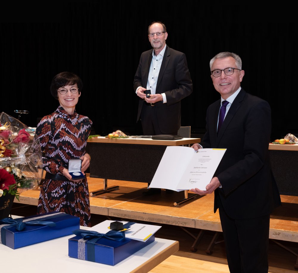 Über 60 Jahre Kompetenz verlassen den Rhein-Neckar-Kreis Abschied vom Stellvertreter des Landrats, Erster Landesbeamter Joachim Bauer, und Sozialdezernentin Stefanie Jansen