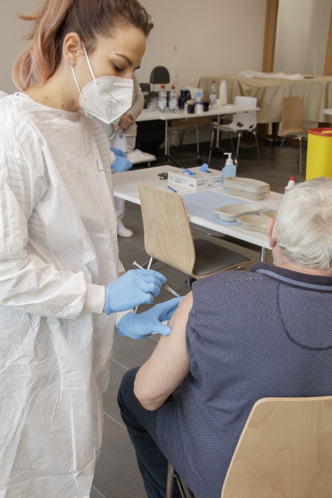 Über Impfzentren und Mobile Impfteams wurden bereits über 29 000 Impfungen durchgeführt / Appell von Landrat Dallinger, Heidelbergs Oberbürgermeister Prof. Dr. Würzner und Prof. Dr. Autenrieth (Leitender Ärztlicher Direktors des UKHD) besonders in Altenheimen weiter umsichtig zu sein