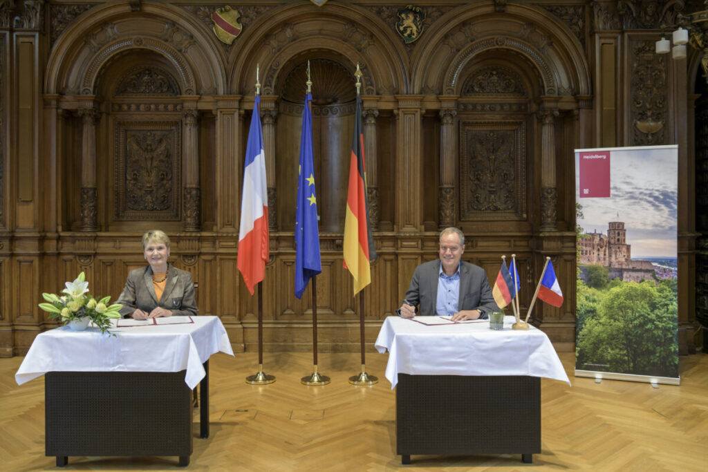 Im Großen Rathaussaal unterzeichnen Friedlinde Gurr-Hirsch, Staatssekretärin im Ministerium für Ländlichen Raum und Verbraucherschutz Baden-Württemberg, und Oberbürgermeister Eckart Würzner die Absichtserklärung zur Beteiligung am Projekt „Gemeinsam gegen Lebensmittelverschwendung“.  Foto: Philipp Rothe, 03.05.2021