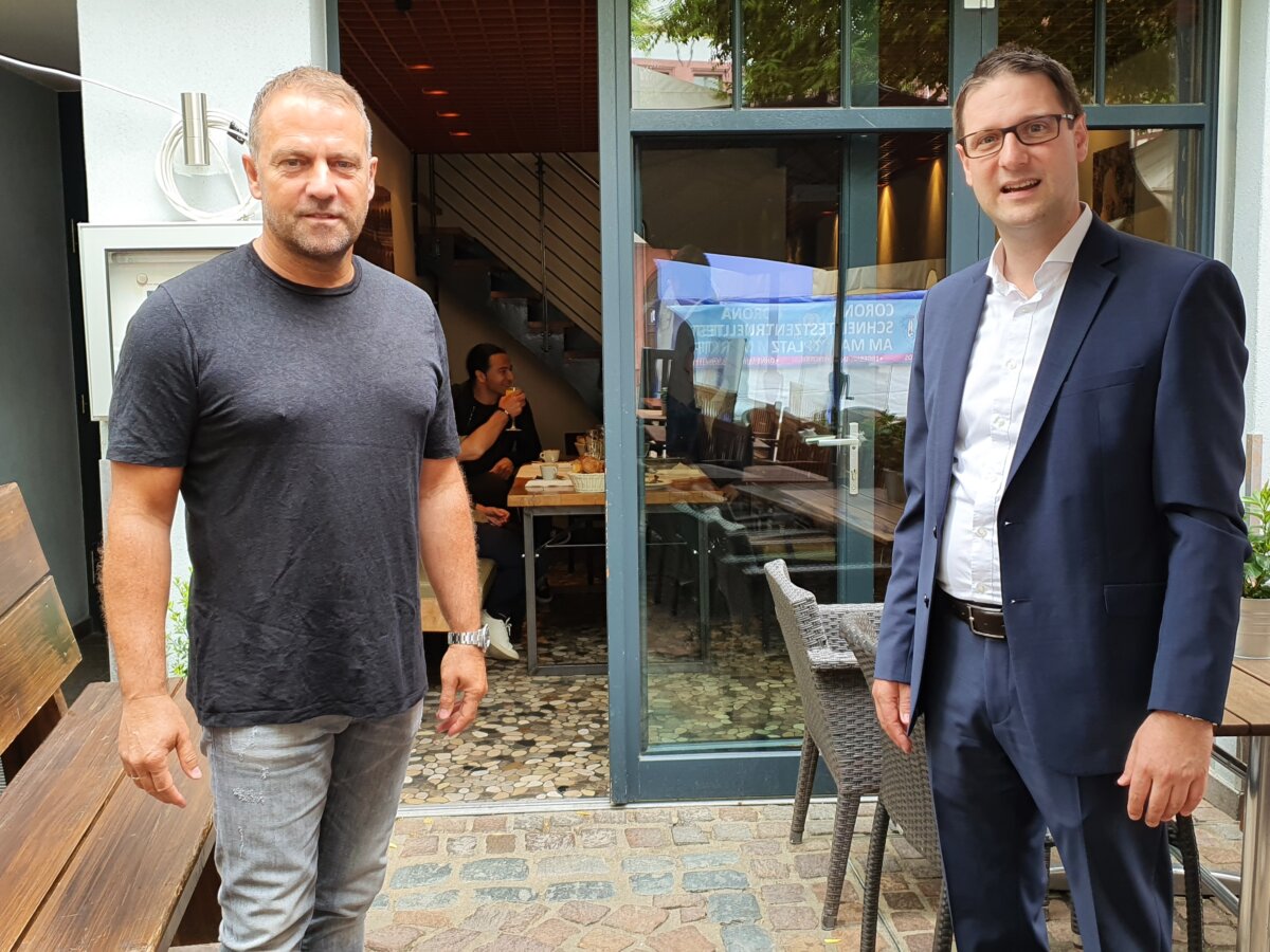 Hansi Flick auf dem Weinheimer Marktplatz