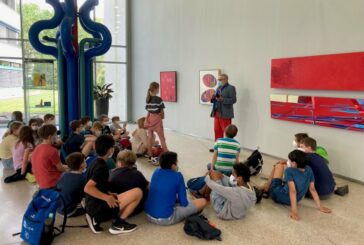 Fünfte Klasse des Bunsengymnasiums Heidelberg besucht die Ausstellung des Nußlocher Künstlers Clapeko van der Heide im Foyer des Landratsamts in Heidelberg