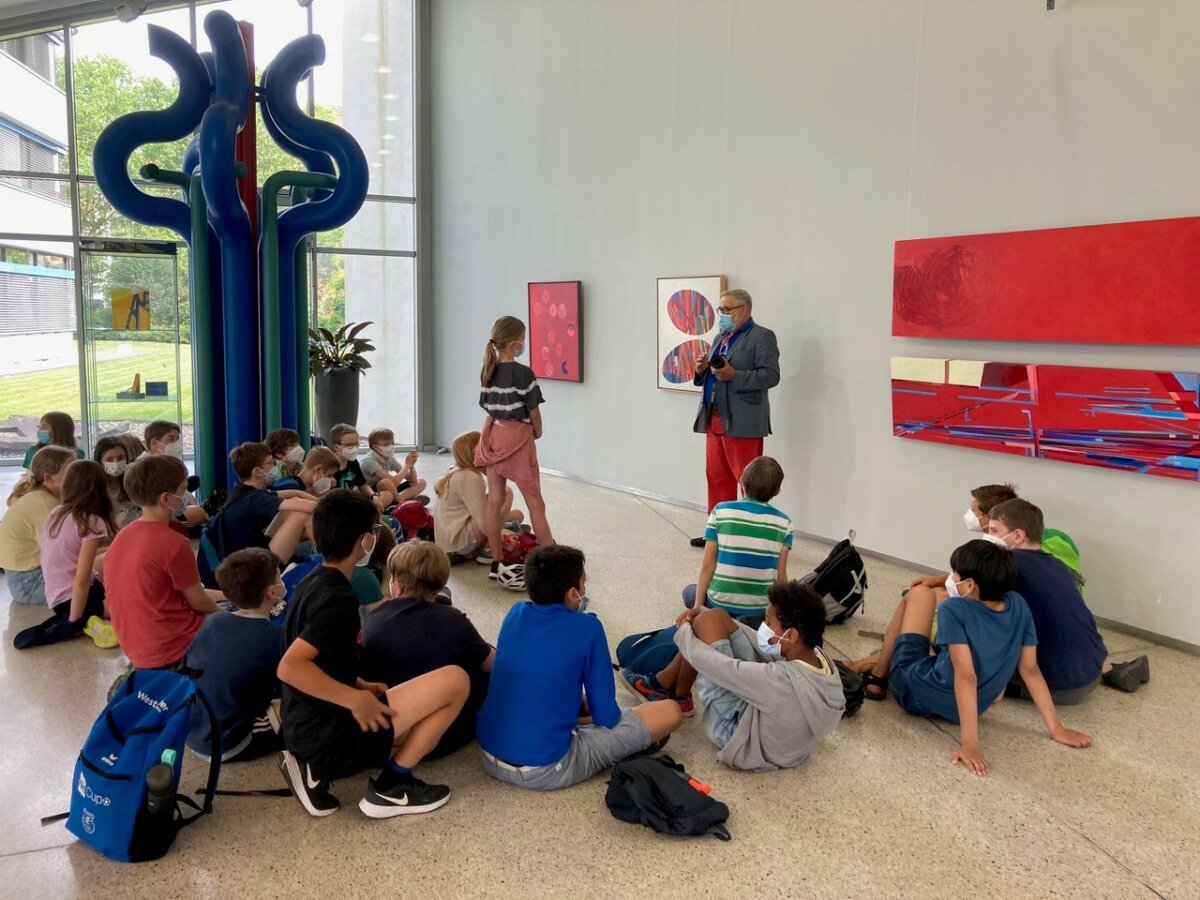 Fünfte Klasse des Bunsengymnasiums Heidelberg besucht die Ausstellung des Nußlocher Künstlers Clapeko van der Heide im Foyer des Landratsamts in Heidelberg