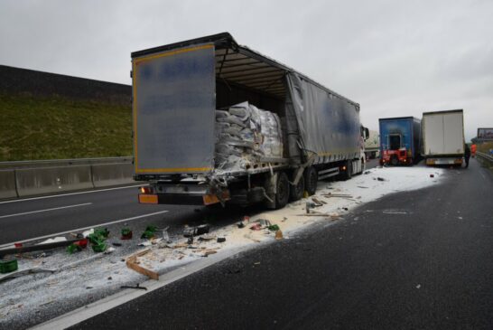 A6/Bad Rappenau: Unfall mit 3 LKW sorgt für Straßensperrung - LKW verliert Ladung mit Gelatine !