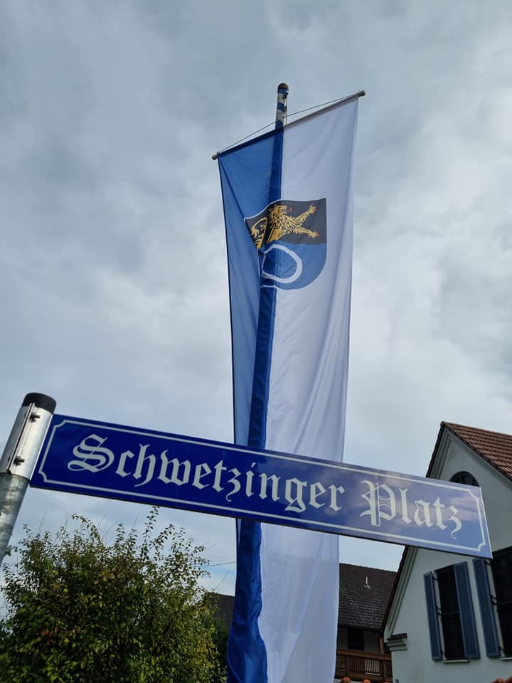 Städtepartnerschaft Schwetzingen: „Schönstes Bushäusl in ganz Bayern“ am Schwetzinger Platz in Karlshuld eingeweiht