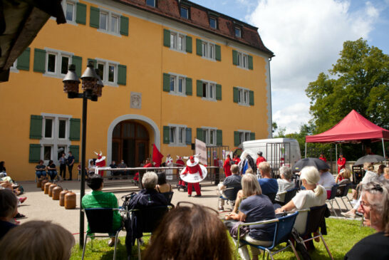 Aufführung des Straßentheaterprojekts „Hierbleiben… Spuren nach Grafeneck“ in Weinheim am Dienstag, 12. Oktober 2021 um 11 Uhr auf dem Vorderen Schlosshof