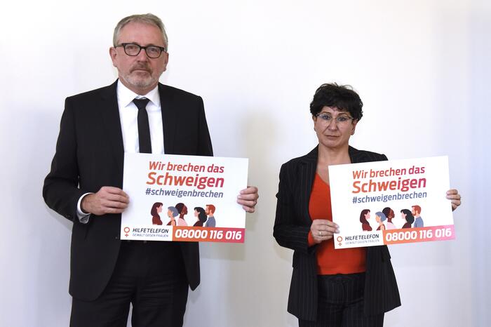 Mannheim: Solidarisches Zeichen gegen Gewalt gegen Frauen