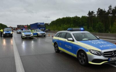 AKTUELL – A5/Bruchsal – Beim Reifenwechseln von LKW erfasst und todlich verletzt worden